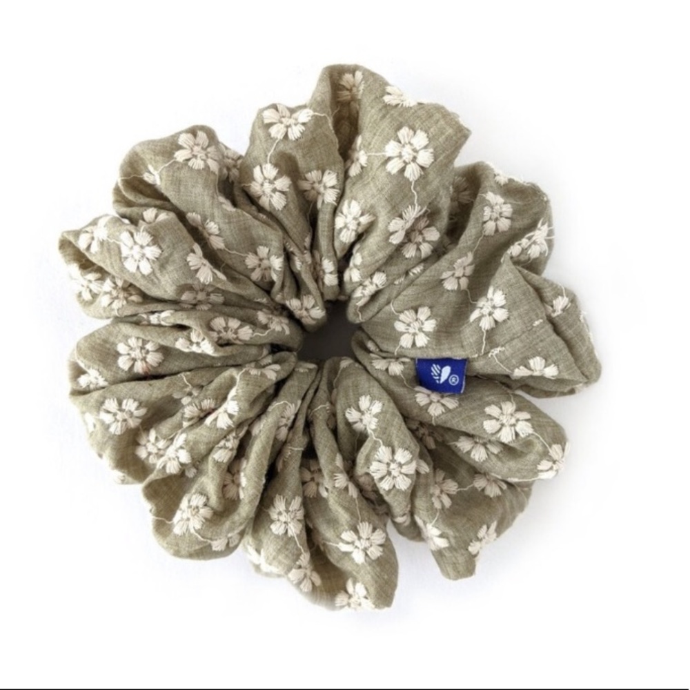 NWT Oversized Scrunchie Kokoro Daisy Print